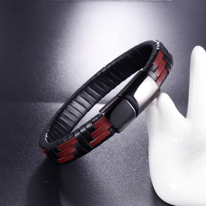 Détail du bracelet en cuir tressé noir et rouge foncé avec fermoir magnétique noir