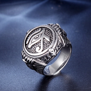 Vintage Edelstahlring mit dem Auge des Horus in einem Retro-Punk-Stil-Design
