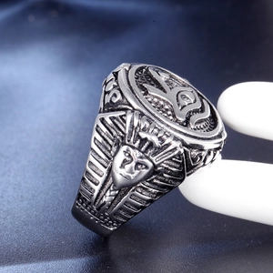 Herrenring aus Edelstahl im Retro-Stil mit Auge des Horus und Pharao-Gravuren