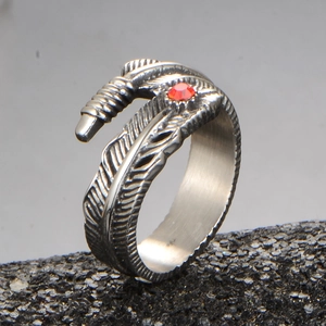 Bague ouverte en acier inoxydable pour hommes avec plume vintage et gemme rouge ronde