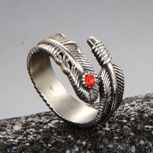 Bague plume vintage en acier inoxydable pour homme avec pierre centrale rouge éclatante