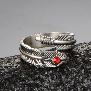 Bague plume vintage en acier inoxydable pour hommes avec pierre rouge et motifs gravés