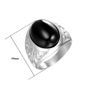 Détail d'une bague pour homme en acier avec pierre noire et hauteur de tête de 19 mm