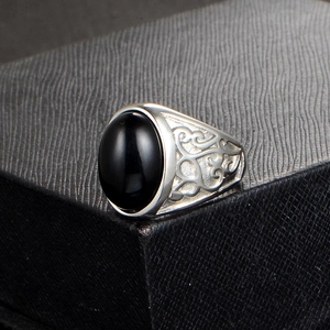 Bague vintage pour hommes en acier inoxydable avec pierre noire ovale et détails ciselés