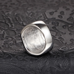 Bague minimaliste en acier inoxydable argenté avec surface polie miroir sur cuir noir
