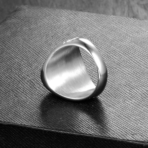 Bague pour hommes en acier inoxydable argenté avec finition en métal brossé et bord rond