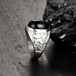 Bague vintage en acier inoxydable pour homme avec pierre noire ovale et détails filigranes
