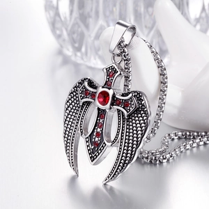 Collana con ciondolo a croce retrò in acciaio inossidabile con ali d'aquila e pietre rosse