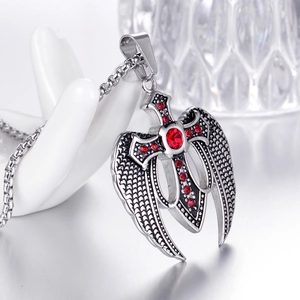 Collana vintage in acciaio inossidabile con croce ali d'aquila e zircone rosso su mano