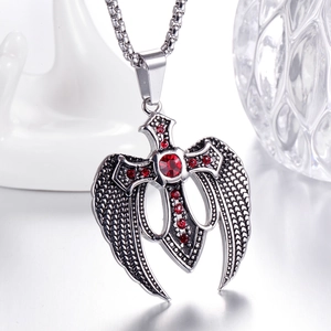 Dettaglio del ciondolo a croce alata gotica con finitura argento vintage e strass rossi
