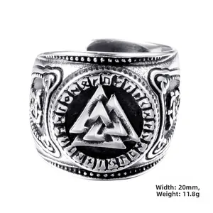 Détail d'une bague Valknut viking en acier avec 20 mm de largeur et 11,8 g de poids