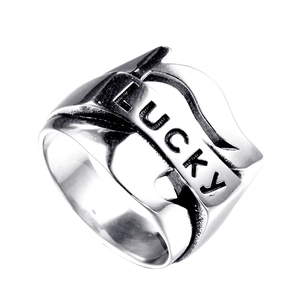 Gros plan d'une bague large en acier inoxydable avec lettrage Lucky en relief