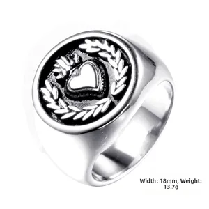 Vue détaillée d'une bague chevalière vintage avec gravure cœur et laurier, largeur 18 mm
