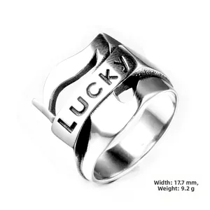 Vue macro montrant la largeur de 17,7 mm et la gravure Lucky sur la bague