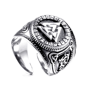 Détail macro d'une bague Valknut vintage avec runes nordiques et nœuds celtiques