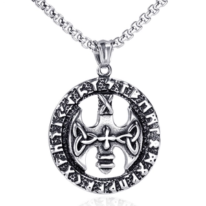 Détail macro du pendentif viking avec runes gravées et symboles de double hache