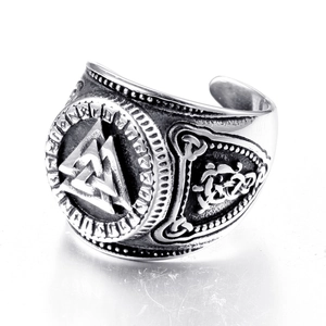 Bague Viking en acier titane avec symbole Valknut et runes en finition argent vieilli
