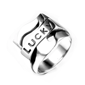 Bague vintage en acier inoxydable avec gravure lucky et texture ondulée de style