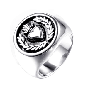 Détail de bague chevalière avec blason embossé couronne, cœur et laurier