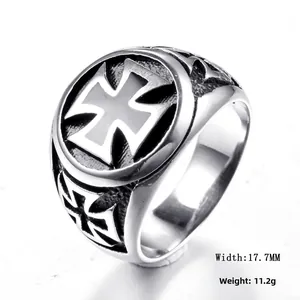 Détail de la bague croix en acier montrant la largeur de 17,7mm et le poids de 11,2g