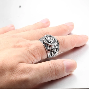 Détail d'une bague Viking vintage en acier titane avec Valknut et motifs celtiques