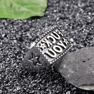 Vintage-Edelstahlring mit rechteckiger Fläche, Sterndetails und eingravierter Schrift