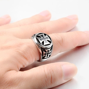 Bague chevalière en acier inoxydable pour homme avec motifs de croix noires