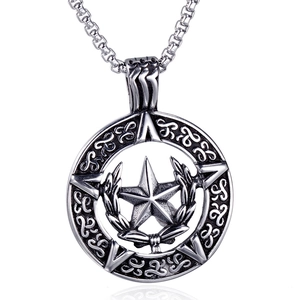 Détail d'un collier en acier titane vintage avec pendentif rond étoile et laurier