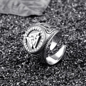 Bague vintage en acier avec symbole Valknut et runes sur fond de pierres noires
