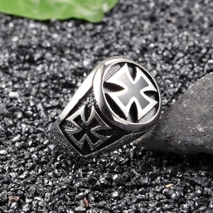 Bague vintage en acier inoxydable avec croix de fer et finition huile noire sur pierres