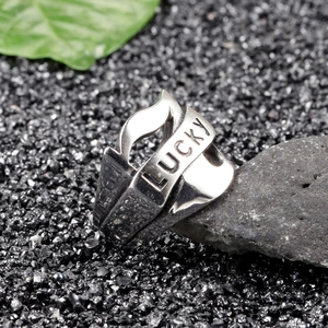 Bague rotative en acier titane poli avec chiffres arabes et gravure Lucky