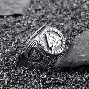 Détail du symbole Valknut viking et runes sur bague en acier titane avec nœuds celtiques