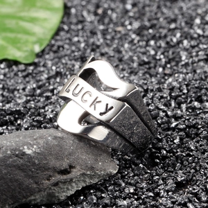 Bague rotative en acier inoxydable brossé avec gravure LUCKY sur fond de pierre noire