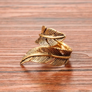 Bague vintage plume pour homme en acier inoxydable avec finition dorée antique sur bois