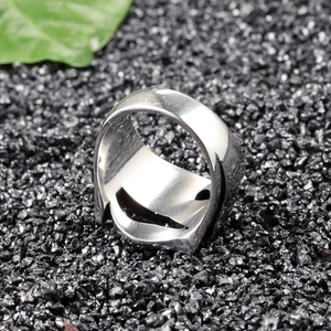 Vue détaillée du dos d'une bague large en acier inoxydable pour homme avec structure creuse
