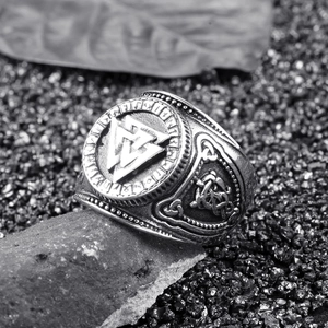Vue macro de la bague Viking Valknut avec runes gravées et relief celtique