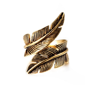 Bague plume vintage en acier inoxydable doré avec détails de texture antique soignés