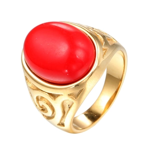 Vintage-Ring aus goldfarbenem Titanstahl mit großem ovalem rotem Edelstein und Filigran