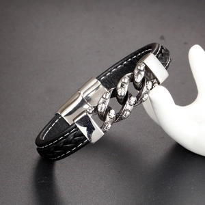 Bracciale da uomo in pelle nera intrecciata con maglie teschio e chiusura magnetica