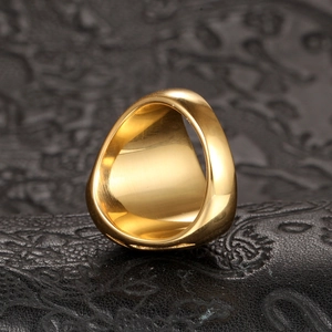 Polierter goldener breiter Ring für Herren und Damen in minimalistischem Stahl Design
