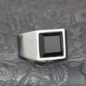 Chevalière rétro pour homme en acier inoxydable poli avec onyx noir carré élégant
