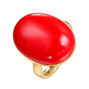 Bague élégante plaquée or avec une grande pierre précieuse rouge ovale sur fond blanc