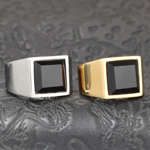 Chevalières vintage avec agate noire en acier poli avec finitions dorées et argentées