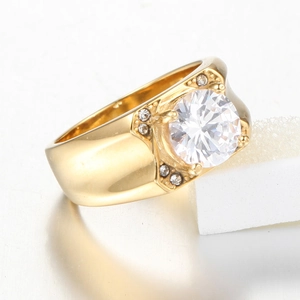 Détail d'une bague en titane doré avec un grand cristal rond et un sertissage micro-pave