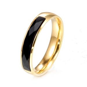 Bague punk gothique pour homme en titane doré poli avec incrustation de pierre noire facettée