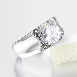 Bague pour homme en acier titane argenté avec grand zircon rond et accents de pierres