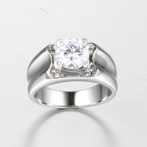 Macro d'une bague large argentée avec un zircon rond à quatre griffes et des pierres