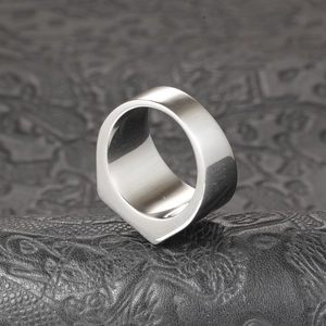 Bague punk en titane argenté poli avec dessus en bouclier lisse sur cuir noir