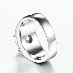 Vue détaillée d'une bague en titane poli avec une pierre de zircone ronde sertie de griffes