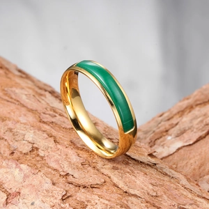 Vue macro détaillée de la bague en acier doré avec incrustation de pierre œil de chat verte